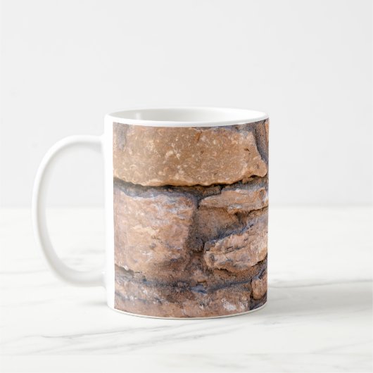 Aciënte muur. Grunge brick wall background. B Koffiemok (Links)