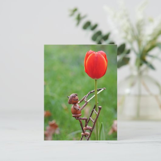 Acorn elf als tulip gardener spring briefkaart (Staand voorkant)