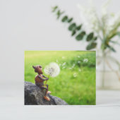 Acorn elf blaast naar dandelion briefkaart (Staand voorkant)