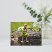 Acorn elf girl met briefkaart bloemen (Staand voorkant)