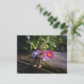 Acorn elf girl met briefkaart bloemen (Staand voorkant)