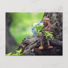 Acorn elf girl met briefkaart bloemen