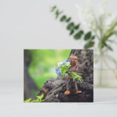 Acorn elf girl met briefkaart bloemen (Staand voorkant)