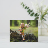 Acorn elf girl met briefkaart bloemen (Staand voorkant)