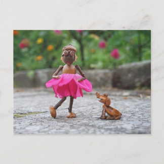 Acorn elf in een roze jurk met een briefkaart van 