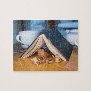 Acorn elf leest een boekpuzzel legpuzzel