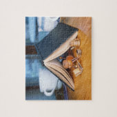 Acorn elf leest een boekpuzzel legpuzzel (Verticaal)