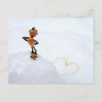 Acorn elf maakt een geel hart in de sneeuwwinter