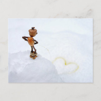 Acorn elf maakt een geel hart in de sneeuwwinter briefkaart