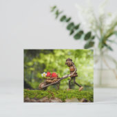 Acorn elf meisje dragen aardbeien briefkaart (Staand voorkant)