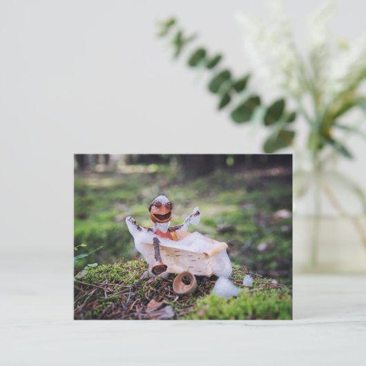 Acorn elf met een bad in het bos briefkaart (Staand voorkant)