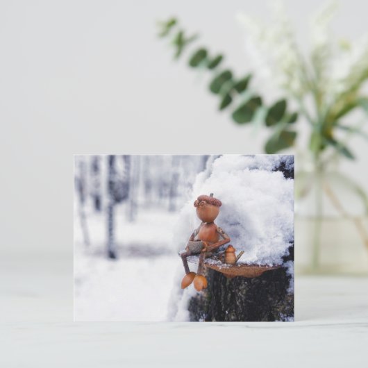 Acorn elf met een kopje koffie - winterse briefkaa briefkaart (Staand voorkant)