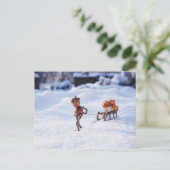 Acorn elf met kerstcadeautjes op een slee briefkaart (Staand voorkant)