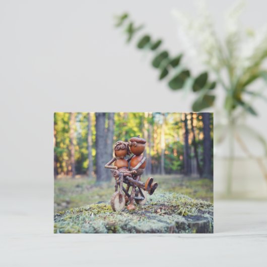 Acorn elf met zijn meisje op de fiets briefkaart (Staand voorkant)