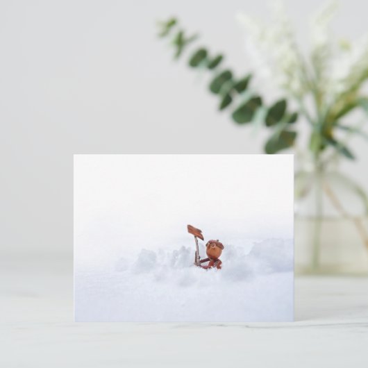 Acorn elf op een sneeuw - winterbriefkaart briefkaart (Staand voorkant)