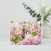 Acorn elf op het briefkaart van de bloesem sakura (Staand voorkant)