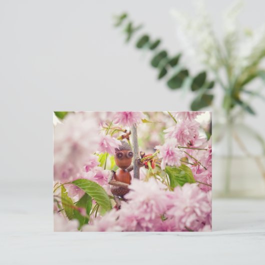 Acorn elf op het briefkaart van de bloesem sakura (Staand voorkant)