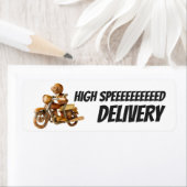 Acorn elf op motorfiets met hoge prioriteit etiket (Insitu)