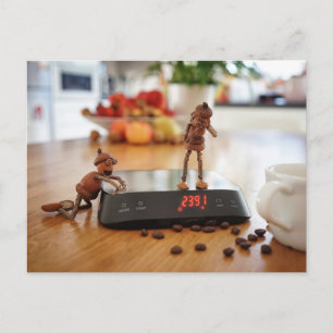 Acorn elf plagen zijn meisje met het gewicht briefkaart