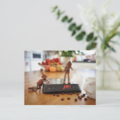 Acorn elf plagen zijn meisje met het gewicht briefkaart (Staand voorkant)