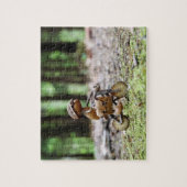 Acorn elf rijder op de fiets om puzzel te maken (Verticaal)