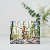 Acorn elf rijdt zonder de fiets vast te houden briefkaart (Staand voorkant)