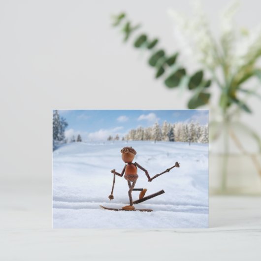 Acorn elf skiën op het sneeuwwinterbriefkaart briefkaart (Staand voorkant)
