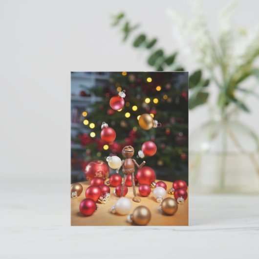 Acorn elf spelen met kerstversiering briefkaart (Staand voorkant)