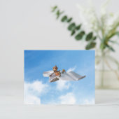 Acorn elf vliegt op een papieren zwaluw briefkaart (Staand voorkant)