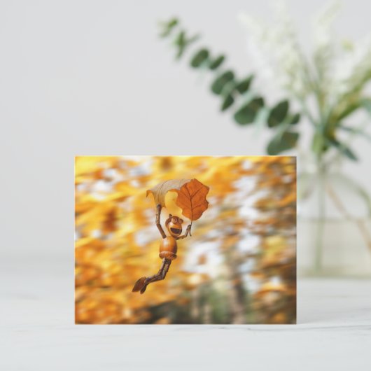 Acorn elf vliegt op het eikenherfstblad briefkaart (Staand voorkant)