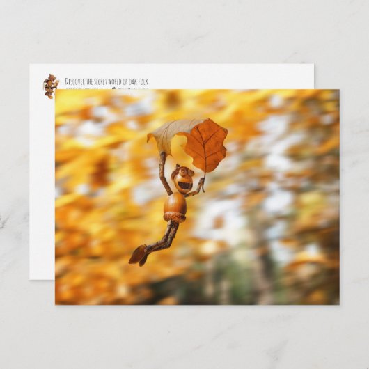 Acorn elf vliegt op het eikenherfstblad briefkaart (Voorkant / Achterkant)