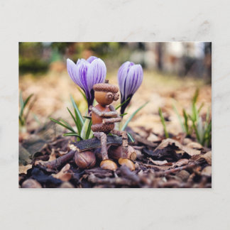 Acorn elf wacht op het briefkaart in de lente