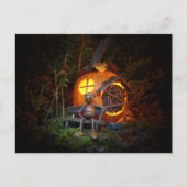 Acorn elf zit voor het pompoenhuis briefkaart (Voorkant)