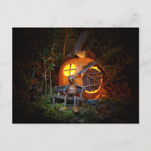 Acorn elf zit voor het pompoenhuis briefkaart (Voorkant)