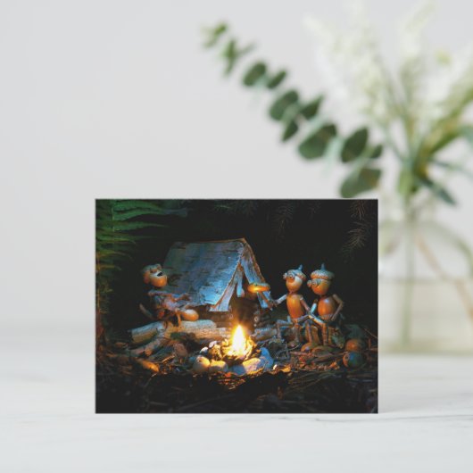 Acorn elfen rond het kampvuur op de camping briefkaart (Staand voorkant)