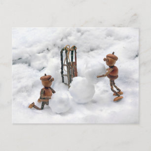 Acorn elves bouwt een sneeuwruimer briefkaart
