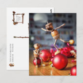 Acorn elves die met kerstbal in evenwicht zijn briefkaart (Voorkant / Achterkant)