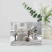 Acorn elves die spelen met het sneeuwwinterbriefka briefkaart (Staand voorkant)