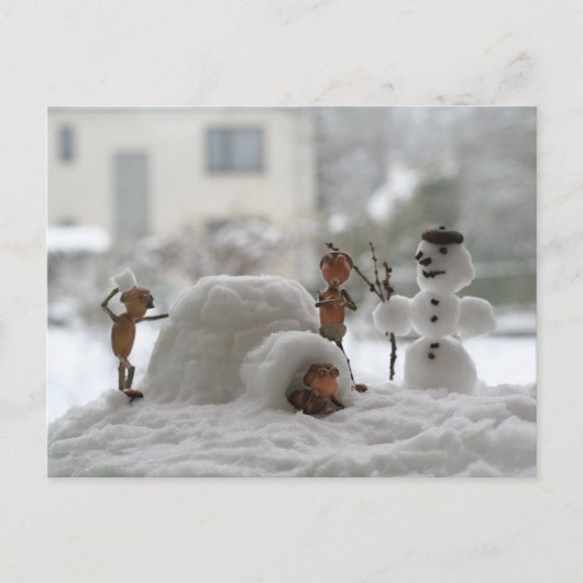 Acorn elves die spelen met het sneeuwwinterbriefka briefkaart (Voorkant)