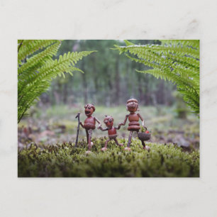 Acorn elves familie op een wandeling briefkaart