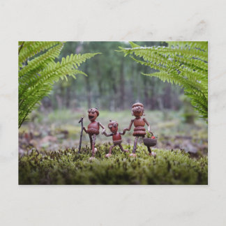 Acorn elves familie op een wandeling briefkaart