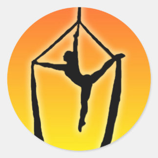 Acrobatapillar op zonsondergang ronde sticker