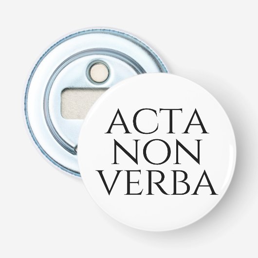 Acta Non Verba Button Flesopener (Voorkant)