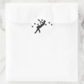 Actieheld in pistool vechtsilhouet ronde sticker (Tas)
