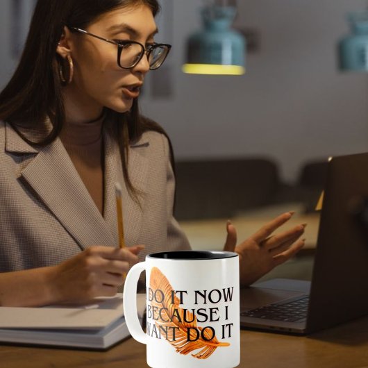 Action Taker Motivational Mug - "I Do It Now" Bold Tweekleurige Koffiemok
