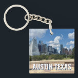 Activiteiten in de omgeving van Austin Texas Downt Sleutelhanger<br><div class="desc">Deze moderne Austin Texas souvenir sleutelhanger heeft een prachtige blauwe lucht en wolken boven de skyline van de stad. Alle nieuwe gebouwen tegen de groene bomen die de schoonheid van het stadscentrum en de natuur van de plaats belichamen. Geweldig reissouvenir cadeau voor een bezoeker of een lokale Austinite die graag...</div>