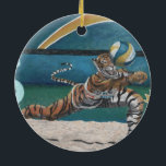 Activiteiten in de omgeving van Cat Warrior Beach Keramisch Ornament<br><div class="desc">Wat doen vrouw kattenkrijgers als ze hun reflexen naar het beste niveau willen aanscherpen? Ze gaan naar het strand en spelen een felle wedstrijd of twee van volleybal. Dit fantasy kunst afbeelding shows een vrouw kattenkrijger sterk verlangen om een volleybal te graven tijdens een competitief spel van beachvolleybal. Voor die...</div>