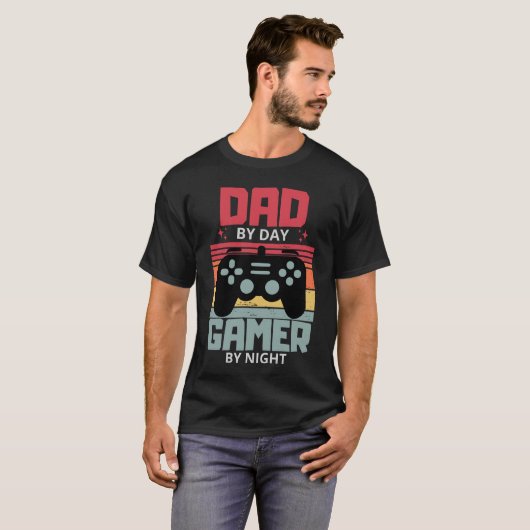 Activiteiten in de omgeving van Dad By Day Gamer B T-shirt (Voorkant volledig)