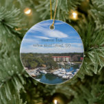 Activiteiten in de omgeving van Harbour Town Hilto Keramisch Ornament<br><div class="desc">Vier de schoonheid van Hilton Head Island met dit prachtige ornament met een gedetailleerde weergave van het uitzicht vanaf de top van de vuurtoren van Harbour Town. Het ingewikkelde ontwerp vangt de rustige wateren en het weelderige landschap, waardoor het een prachtige aanvulling is op uw vakantiedecor of het hele jaar...</div>