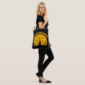 Activiteiten in de omgeving van Haunted Hallowen H Tote Bag (Op model)